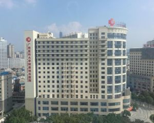 桃丝艺术酒店(南宁金湖广场地铁站店)